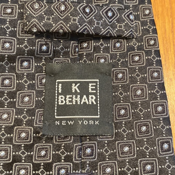 IKE BEHAR made in USA tie in black grey pattern.  Very classic style. - Picture 4 of 8